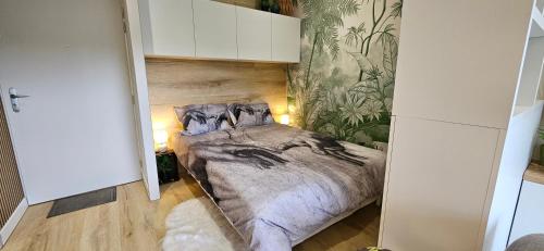 ein Schlafzimmer mit einem großen Bett in einem Zimmer in der Unterkunft Adam & Eve in Paladru