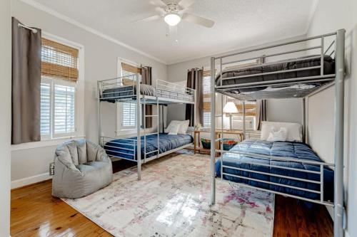 Двухъярусная кровать или двухъярусные кровати в номере The Marvelous Miss Margrave-Close to USC- Jackson-Zoo