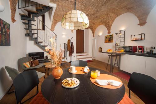 a kitchen and dining room with a table and chairs at La Volta in Trevi