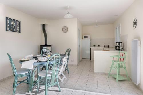 une cuisine et une salle à manger avec une table et des chaises dans l'établissement Maison au calme à 400m de la plage, à La Plaine-sur-Mer