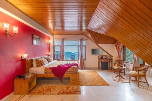 シムラーにあるAlaya Stays Meridian Oak 5BHK Villa in Shimlaの赤い壁のベッドルーム1室(ベッド1台付)