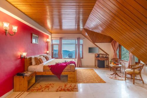 una camera da letto con un letto e una parete rossa di Alaya Stays 5 BHK with Hill View - Meridian Oak a Shimla
