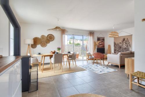 une cuisine et un salon avec une table et des chaises dans l'établissement Maison pour 4 - jardin - 600m de la plage, à Barbâtre