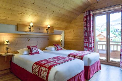 Postel nebo postele na pokoji v ubytování Chalet-Hôtel Le Beausoleil, The Originals Relais