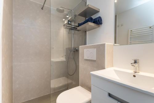 une salle de bain avec une douche, des toilettes et un lavabo dans l'établissement Sun Marina Port soleil, au Cap d'Agde