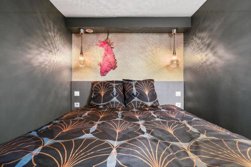 - une chambre avec un lit à baldaquin sur le mur dans l'établissement Sun Marina Port soleil, au Cap d'Agde