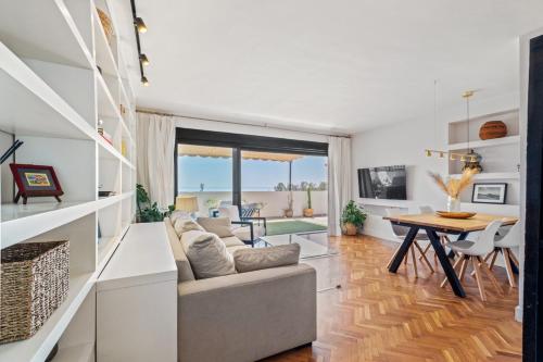 a living room with a couch and a table at Mar de fondo en Pedregalejo in Málaga