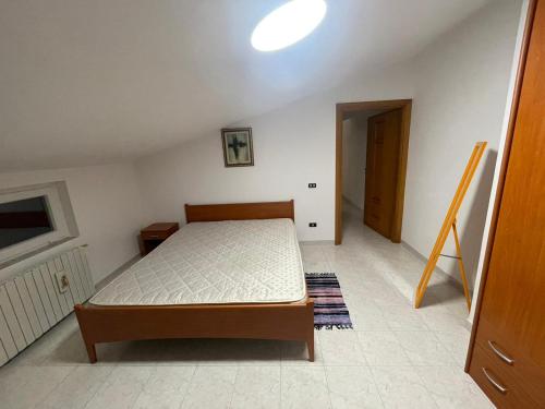 ein Schlafzimmer mit einem Bett in einem Zimmer in der Unterkunft Mansarda a Foiano in Foiano di Val Fortore