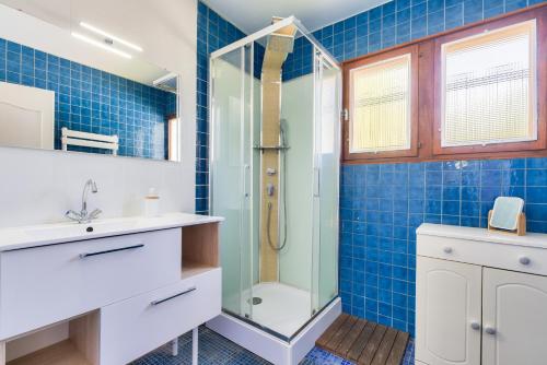 une salle de bain avec douche et lavabo dans l'établissement 1km plage du Mauret- maison pour 6 avec piscine, à Andernos-les-Bains