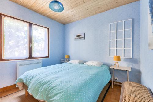 - une chambre bleue avec un lit et 2 fenêtres dans l'établissement 1km plage du Mauret- maison pour 6 avec piscine, à Andernos-les-Bains