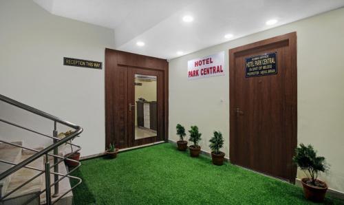 una oficina con un pasillo con césped verde en Hotel Park Central en Calcuta