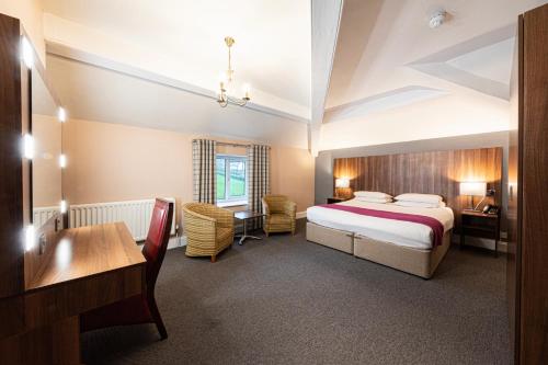 Pokój hotelowy z łóżkiem i biurkiem w obiekcie Springfield Hotel & Health Club w mieście Halkyn