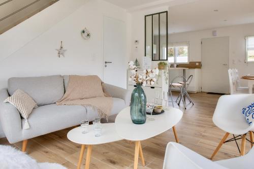 un salon avec un canapé et une table dans l'établissement Maison pour 8 sur la Riviera Bretonne, à La Forêt-Fouesnant