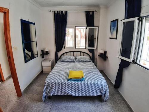 Dormitorio con cama con almohada amarilla en Brillo Marino Basettes, en Oliva