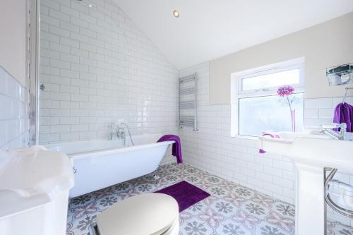 uma casa de banho com uma banheira, um WC e um lavatório. em Central Location - Riverside Gardens #3 by Tŷ SA em Cardiff