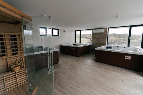 baño grande con 2 lavabos y ducha en Review Resort&Spa, en Vadu Crişului
