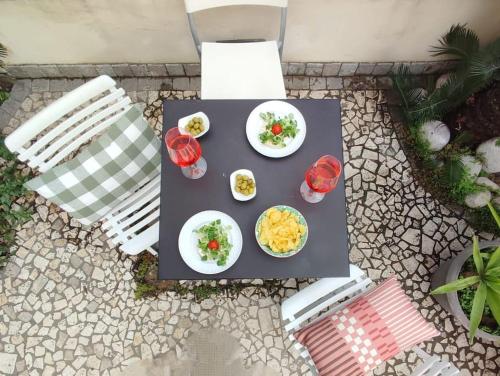 an overhead view of a table with plates of food at Incantevole Monolocale Balilla Centralissimo Int 2 in San Benedetto del Tronto