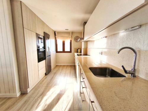 eine Küche mit einer Spüle und einer Arbeitsplatte in der Unterkunft Apartamento Corrubedo Vistas Mar y Playa in Corrubedo