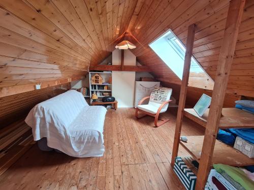 une vue aérienne d'une chambre dans une cabane en rondins dans l'établissement Ref 027 A louer maison pour huit personnes jardin et accès plage, à Arzon