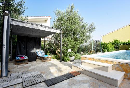House Sandra with private heated pool and jacuzzi