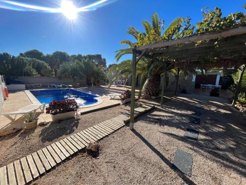 Bazén v ubytování Villa Mireia nebo v jeho okolí