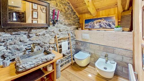 La salle de bains en pierre est pourvue d'un lavabo et de toilettes. dans l'établissement Ca' Scocc, antica casa di montagna in Valsesia, à Mollia