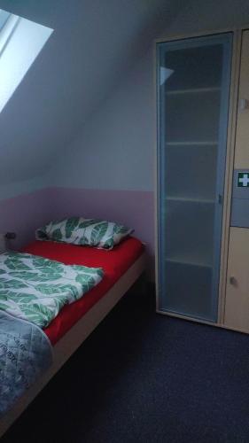 - une chambre avec un lit et une porte en verre dans l'établissement Kleine gemütliche Wohnung, à Zwickau
