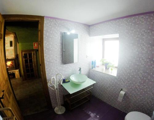 een badkamer met een wastafel en een spiegel bij Casa La Charca 