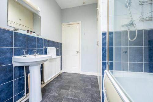uma casa de banho com um lavatório, um chuveiro e uma banheira em Dos Road by Tŷ SA em Newport