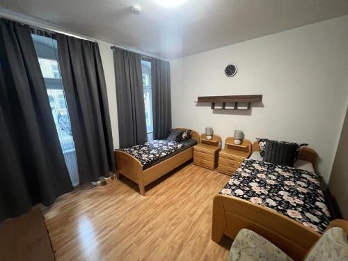 ein kleines Zimmer mit 2 Betten und einem Fenster in der Unterkunft Elias 2 in Erfurt