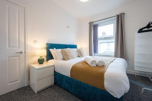En eller flere senge i et værelse på Durham View by Tŷ SA