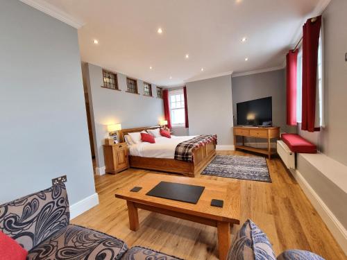 a hotel room with a bed and a tv at Min y Don Llandudno in Llandudno