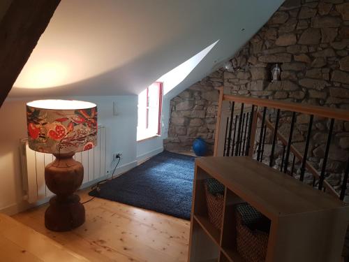 une chambre avec un escalier et une table avec une lampe dans l'établissement évasion entre mer et marais, à Batz-sur-Mer