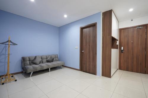 a waiting room with a couch and a door at Aparment Hà Đô Centrosa in Ho Chi Minh City