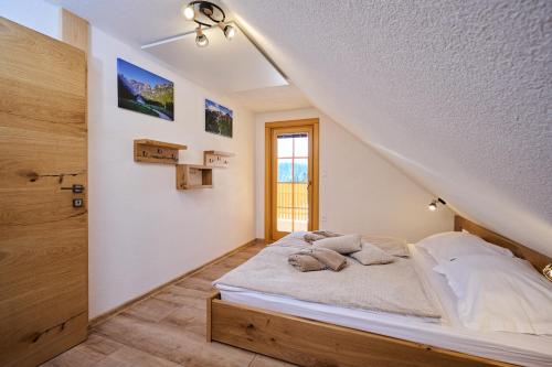 - une chambre avec un lit et un escalier dans l'établissement Cottage Osojnik - Alpine escape with Wellness, à Solčava