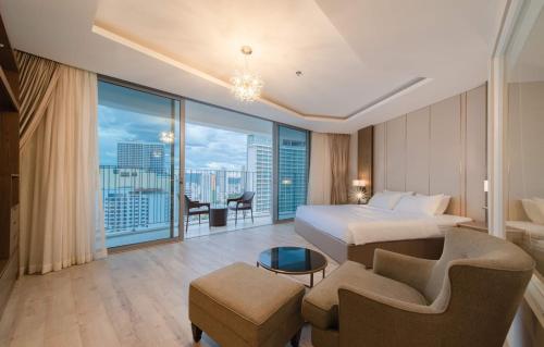 Panorama Superview Nha Trang Apartment في نها ترانغ: غرفه فندقيه بسرير وشرفه