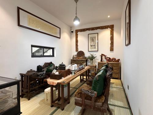 a living room with a table and chairs at Lijiang Hengchang Baoyin Mohuakai Inn in Lijiang