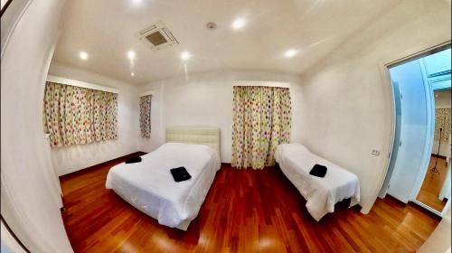 2 camas en una habitación con suelo de madera en Villa degli Azzurri en Roma