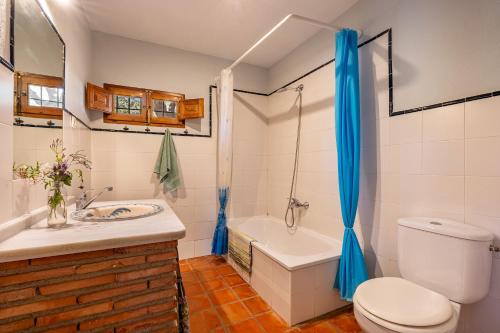 La salle de bains est pourvue de toilettes, d'un lavabo et d'une baignoire. dans l'établissement Casita de la Huerta, à Grenade
