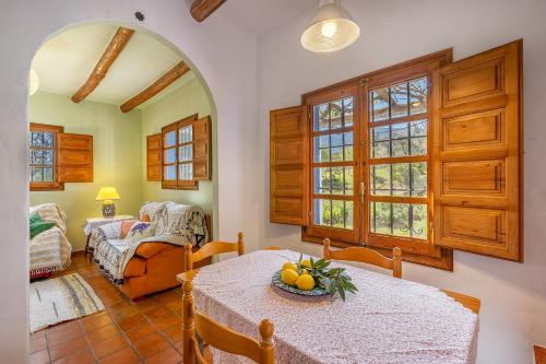 salon ze stołem i kanapą w obiekcie Casita de la Huerta w Grenadzie