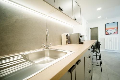 - une cuisine avec un évier et un comptoir dans l'établissement Godiland Apartment, à Prague