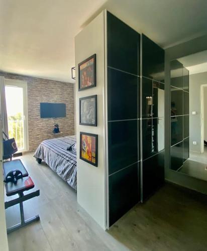 une chambre avec un lit et une paroi vitrée dans l'établissement APPARTEMENT VUE SPLENDIDE CASSIS-CLASSE 3 ETOILES, à Cassis