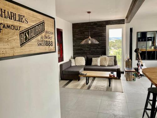 un salon avec un canapé et une table basse dans l'établissement APPARTEMENT VUE SPLENDIDE CASSIS-CLASSE 3 ETOILES, à Cassis