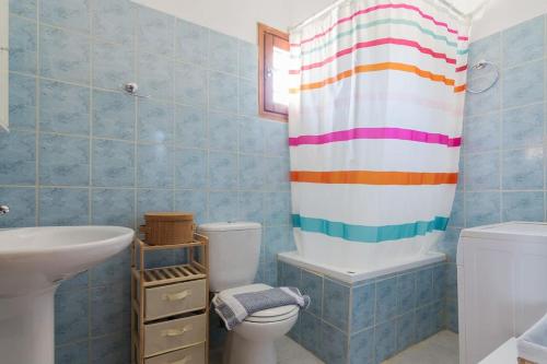 łazienka z toaletą i zasłoną prysznicową w obiekcie Stavros Hideaway w Chanii