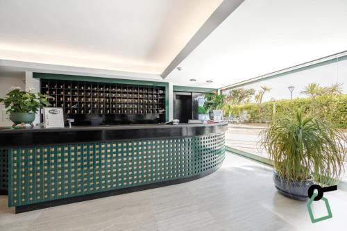 uma sala de degustação com um balcão com garrafas de vinho em HOTIDAY Hotel Giulianova em Giulianova