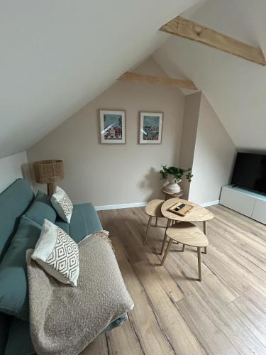 un salon avec un canapé et une table dans l'établissement Appartement Cosy à Tours - Parc EXPO, à Tours