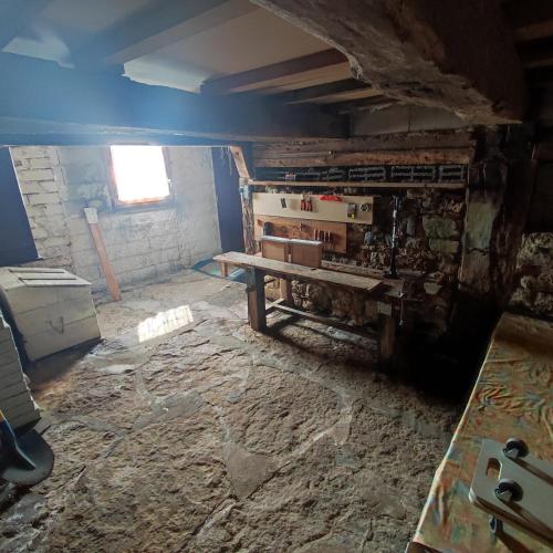 une chambre avec un banc dans un bâtiment avec une fenêtre dans l'établissement Le gîte de Rose, à Pusy-et-Épenoux