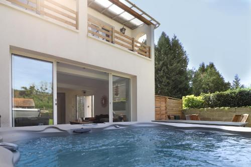 Πισίνα στο ή κοντά στο La Villa Romaine, Jacuzzi 15 min du Zoo de Beauval