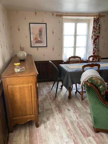 une pièce avec une table et un lit et une table et des chaises dans l'établissement Le gîte de Rose, à Pusy-et-Épenoux