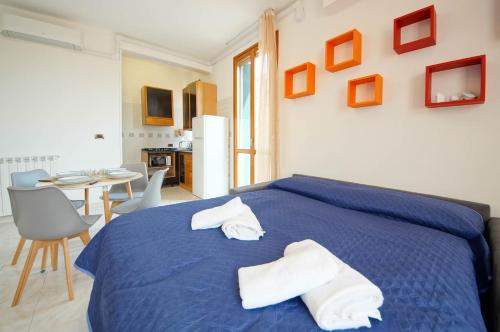 Un dormitorio con una cama azul con toallas. en DolceVita Apartments N 518 Giudecca, en Venecia
